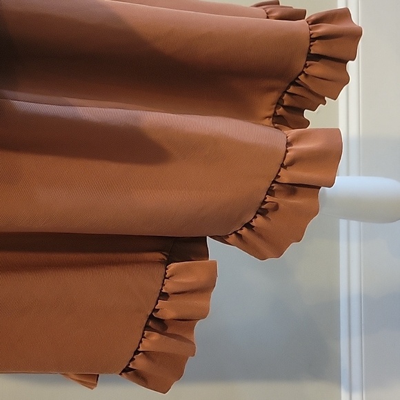 Hi Low Ruffle Bottom Top - Large NWOT - Picture 3 of 4